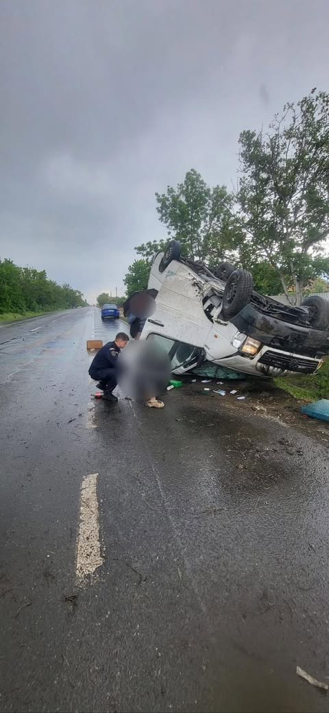 Polițist din Vrancea salvează un șofer blocat într-un accident