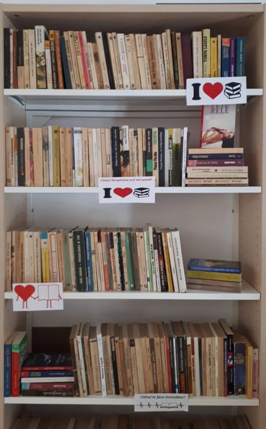 Raftul cu cărți de la Biblioteca Județeană Satu Mare, acum și în spital