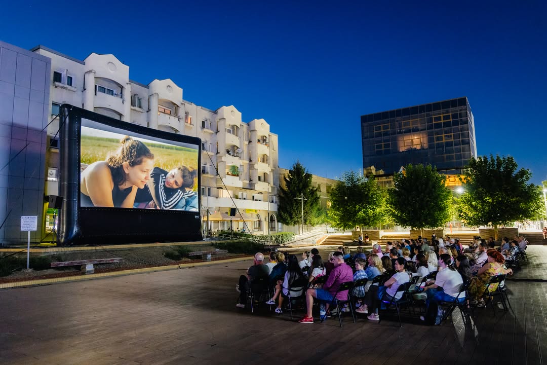 Cinema în aer liber la Satu Mare cu caravana TIFF