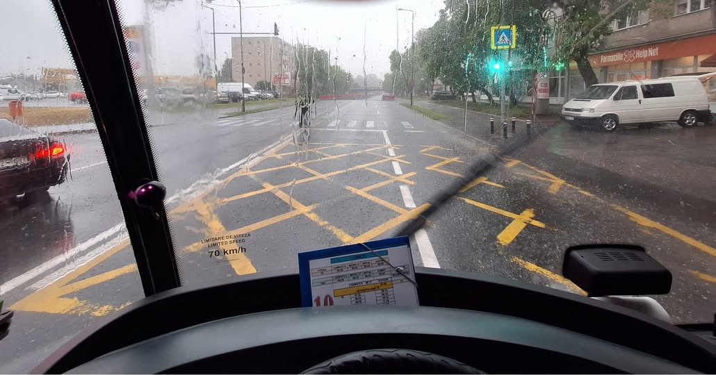 Întârzieri pe toate liniile de transport din cauza vremii extreme