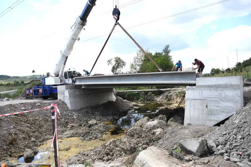 Podul peste Valea Bârsaului din Bârșau de Jos, în faza finală a reconstrucției