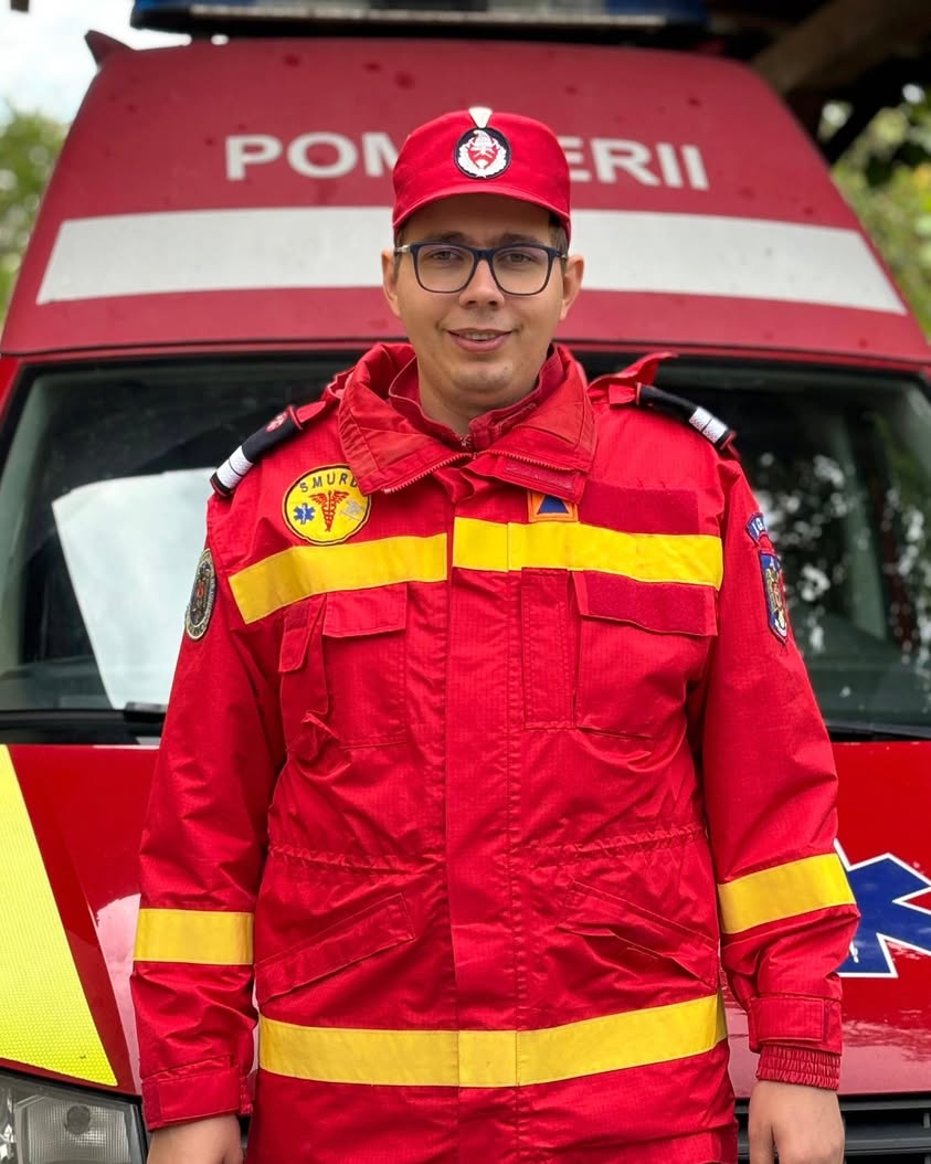 Paramedic SMURD salvează o femeie rănită după accident
