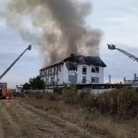 Pompierii din Prahova intervin pentru stingerea unui incendiu la Bărcănești