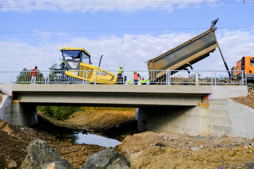 Lucrări aproape finalizate la podul peste Valea Bârșăului din Bârșu de Jos
