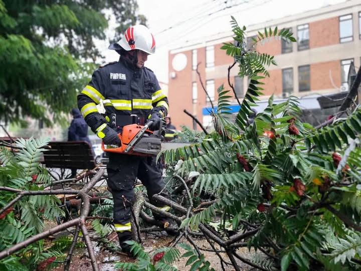 Fenomenelor hidrometeorologice: efecte și intervenții în 73 localități din 22 județe