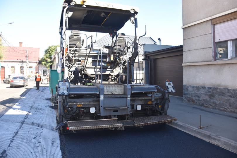 A început asfaltarea străzii Martirilor Deportați