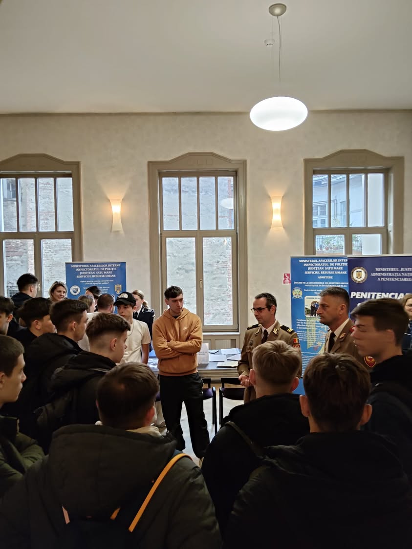 Tineri interesați de cariera militară la bursa locurilor de muncă din Satu Mare