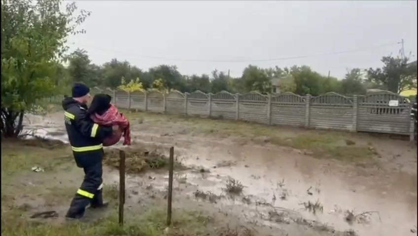 Pompierii constanțeni au salvat o bătrână din Siliștea în urma unei inundații