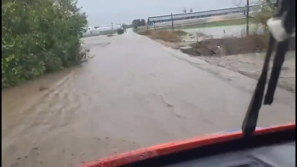 Echipaje de intervenție în acțiune pentru salvarea unei persoane blocate în inundații