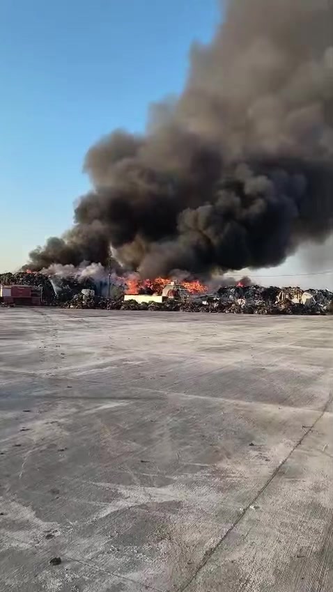 Incendiu deșeuri în Prahova, cu degajări masive de fum