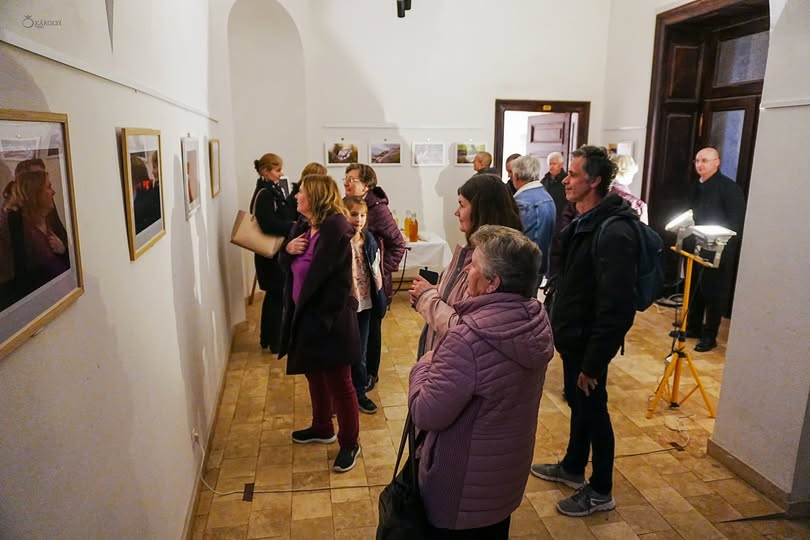 Expoziție fotografică despre minunile vieții la Castelul Károlyi