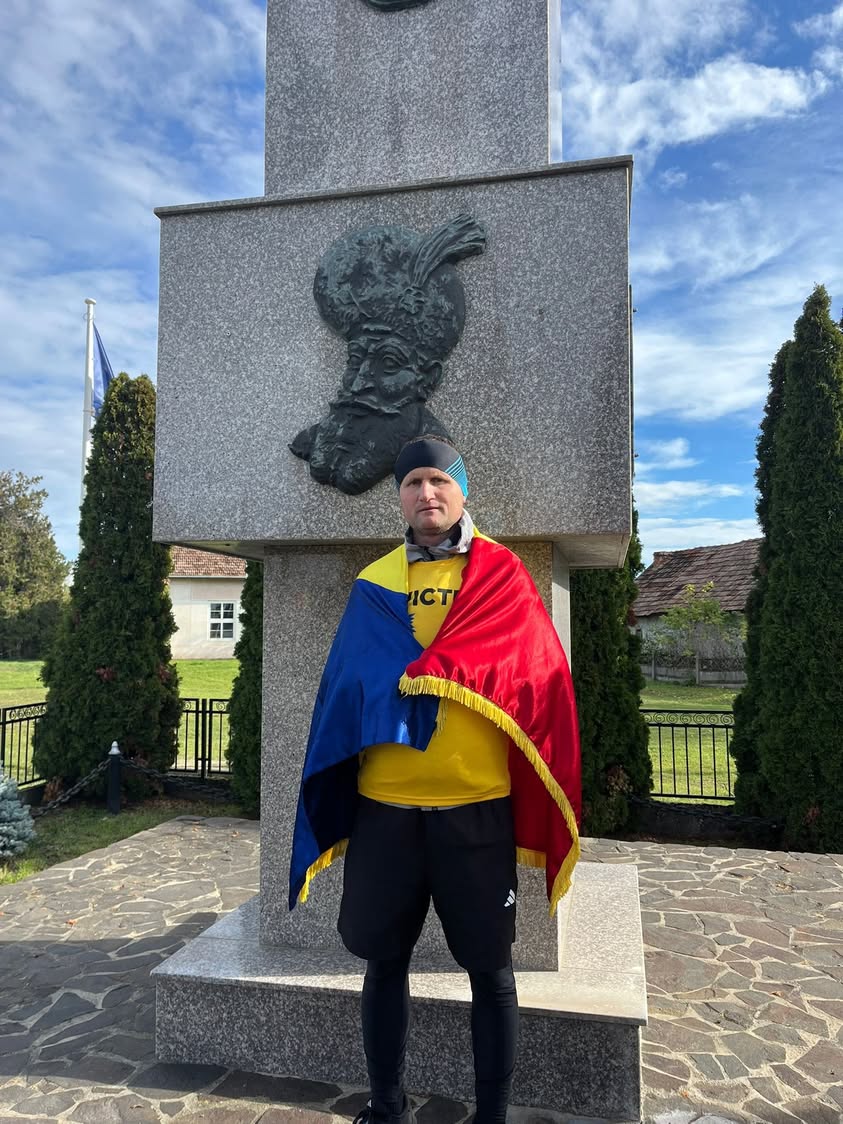 Ștafeta Invictus ajunsă la Carei, cu Marius Matioc purtând drapelul României