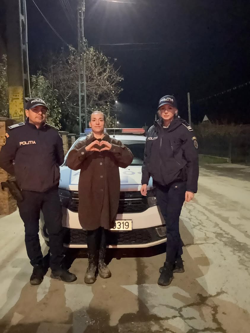 Tânără rătăcită în pădure, salvată de polițiști și localnici