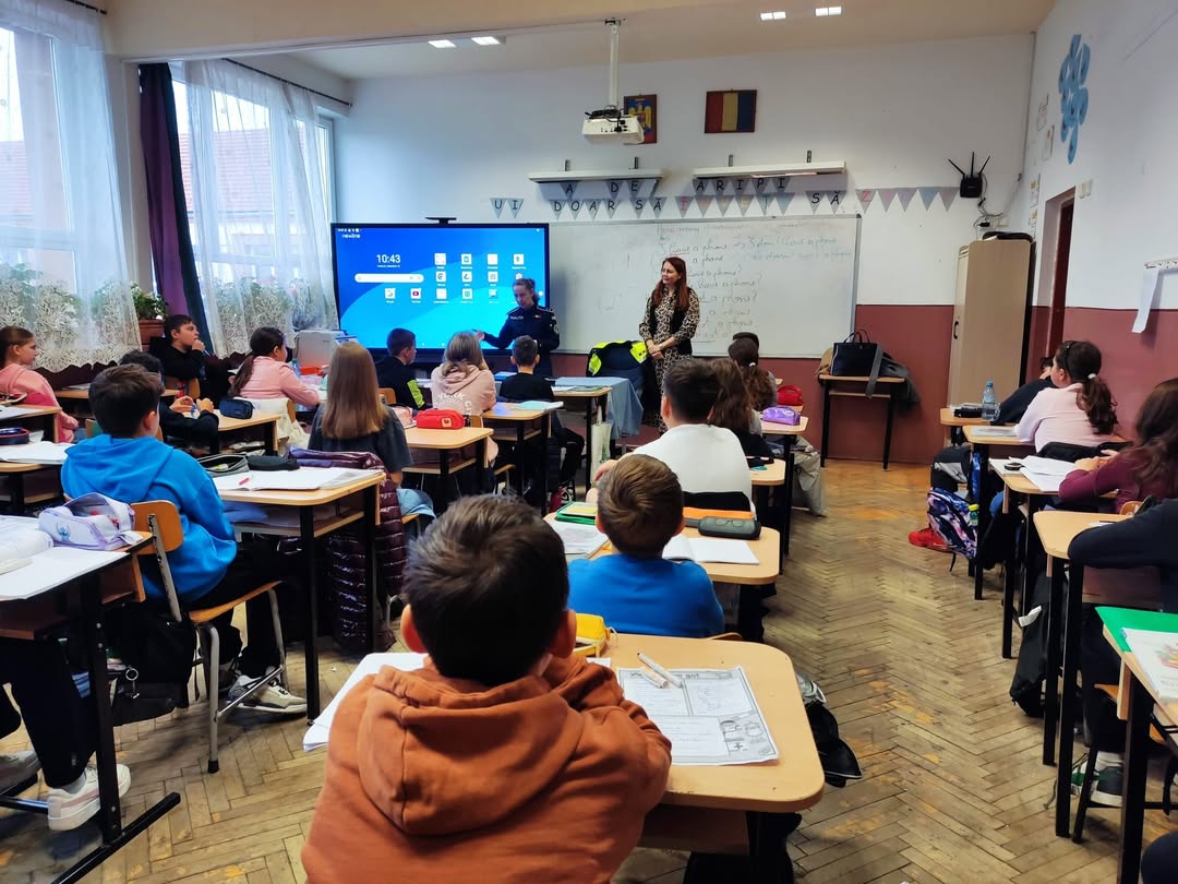Elevi din Satu Mare participă la activități educative despre prevenirea violenței și sănătatea orală