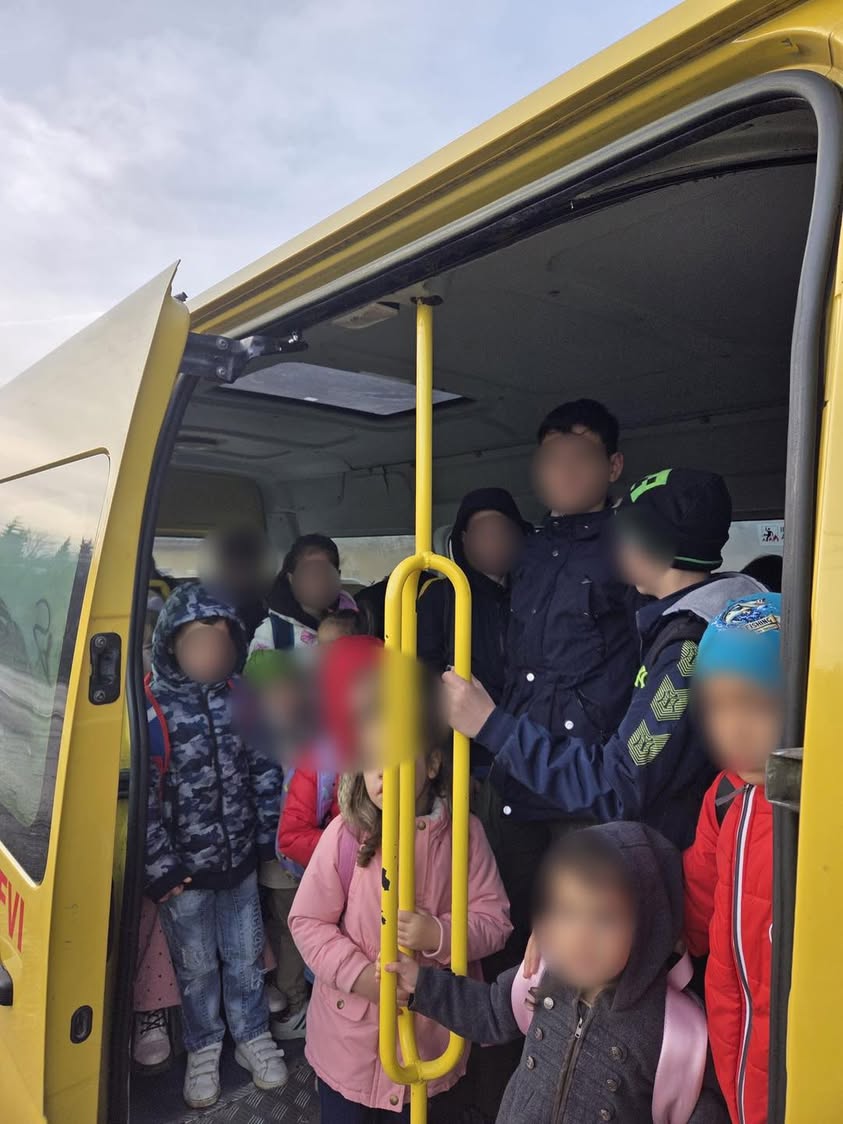 Microbuz școlar supraglomerat, pericol pentru elevi