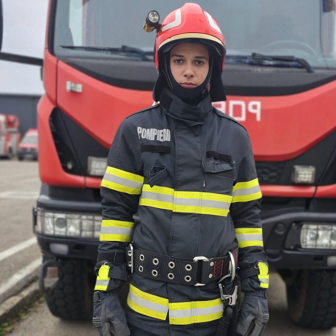 Un pompier satmarean a intervenit și a salvat două persoane dintr-un incendiu
