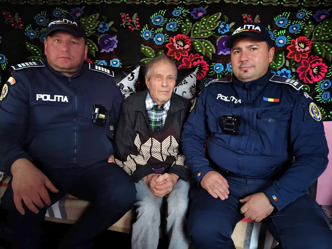 Polițiștii care au salvat un bătrân din incendiu