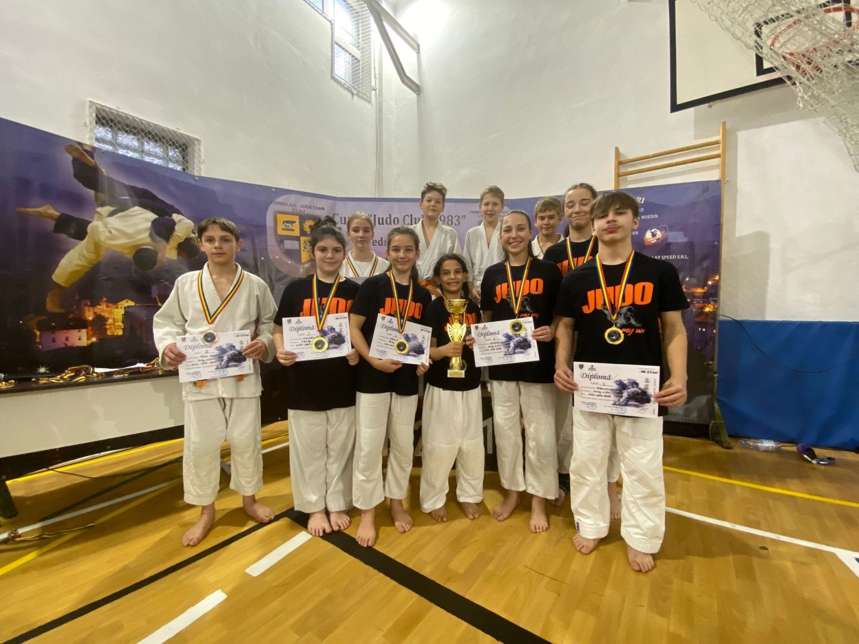 Succes răsunător pentru judo în Satu Mare: Primul loc cu șase medalii de aur la Cupa Judo Club 1983 Huedin