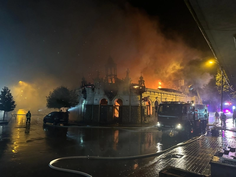 Incendiu devastator la un monument istoric din Huși stins după patru ore de intervenție